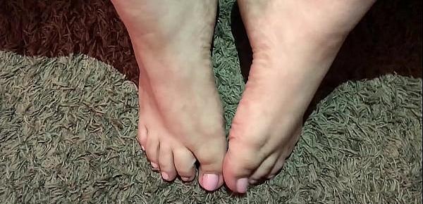  I cum all over my GF pretty feet and pink toes.